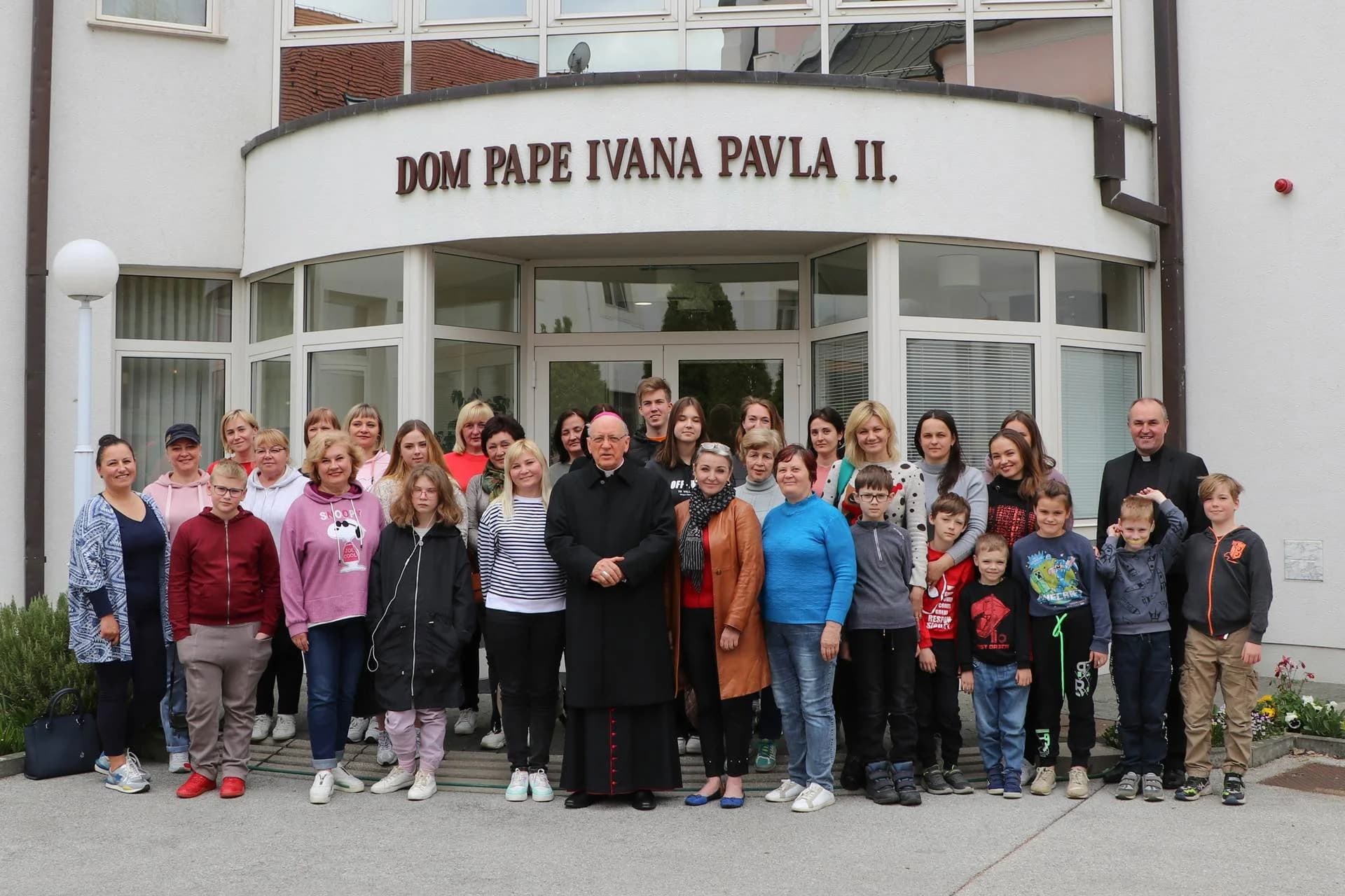 Skupina izbjeglih osoba iz Ukrajine na prijemu kod biskupa Škvorčevića