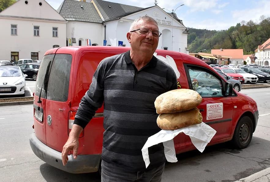PROIZVODNJA KRUHA NA STARI TRADICIONALNI NAČIN: Pokretna trgovina za prodaju krstari Požeštinom /FOTO/