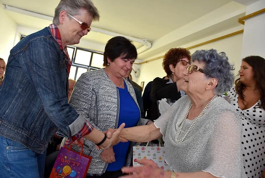 NEOBIČNE ODLUKE NAŠIH SUGRAĐANA: Baka Mira organizirala vlastite karmine i proslavu rođendana /FOTOGALERIJA/