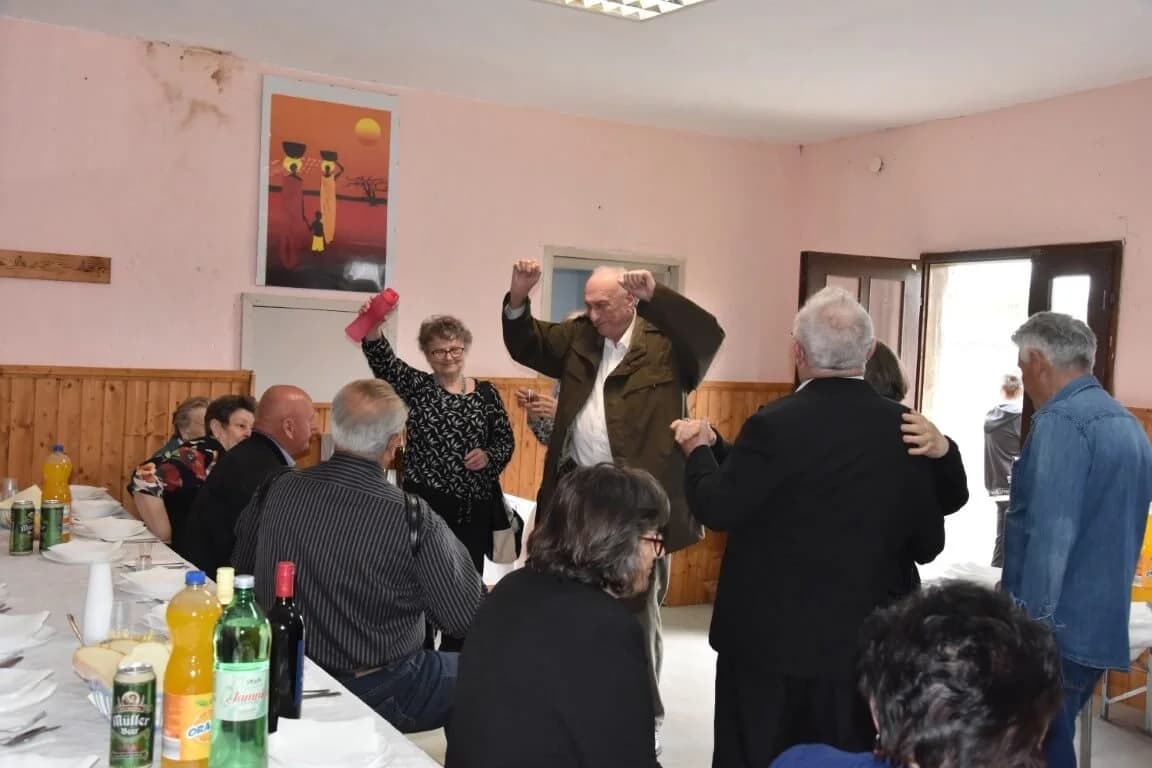Nakon dvije godine stanke ponovo se okupili raseljeni Vlatkovčani na druženju u rodnom selu /FOTOGALERIJA/