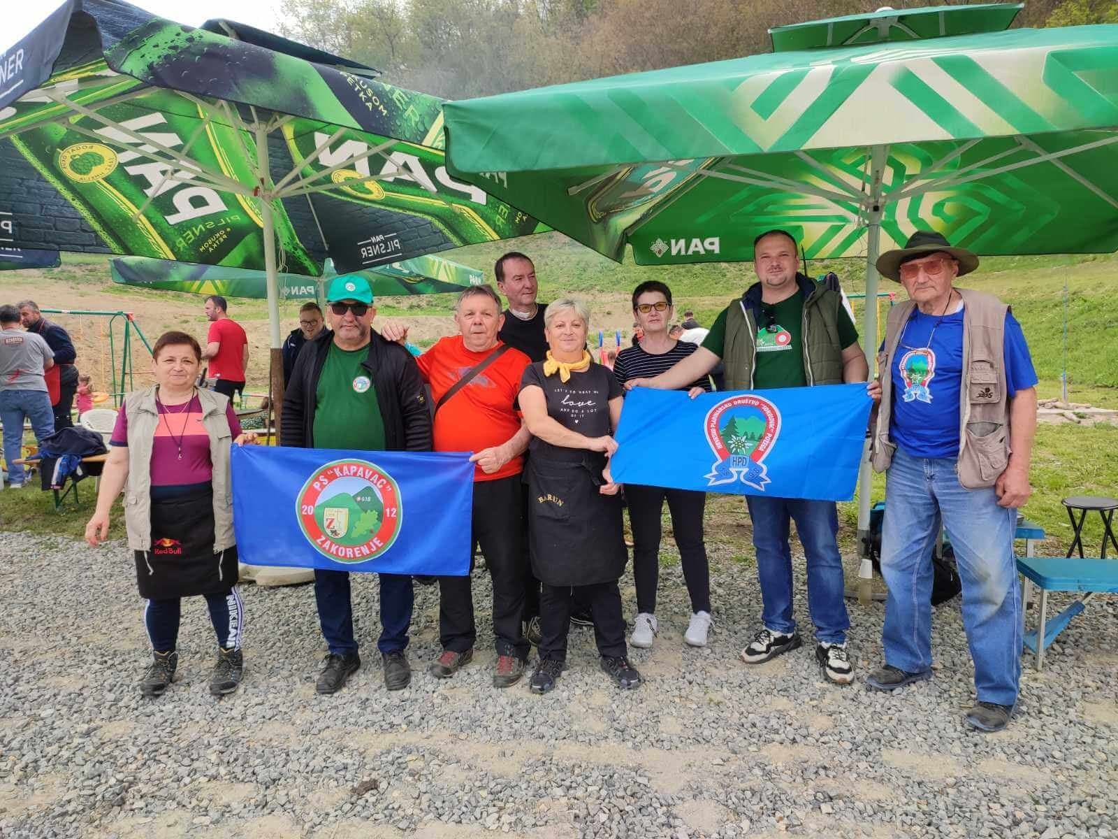 Izlet Požeških planinara na Dolački grad i roštiljada /FOTO/