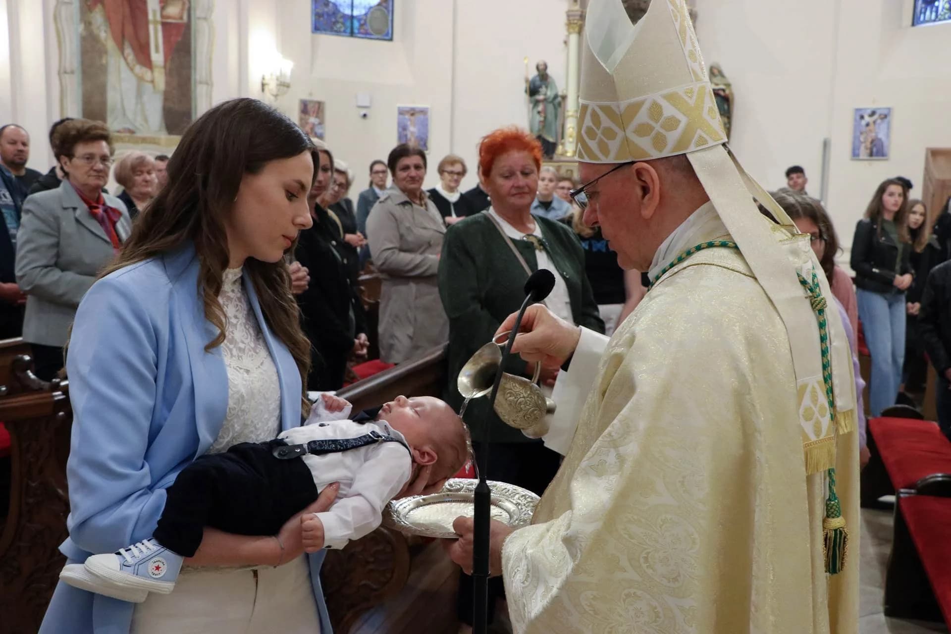 Kršteno peto dijete obitelji Kremešćek u požeškoj Katedrali: "Rastite u blizini Božjoj i snazi Isusa Krista"