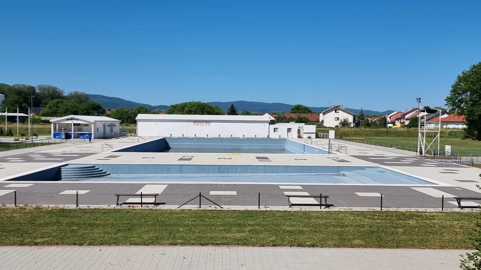 Sjaj i bijeda požeških bazena na čast gradskih čelnika: Temperature ljetne, u bazenima ni kapi vode