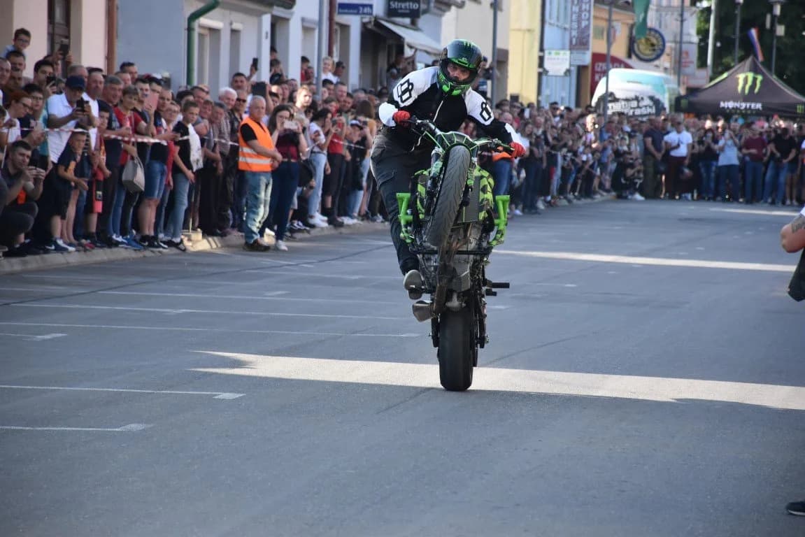 Defile bajkera ulicama Pleternice uz vratolomije stunt vozača Matije Podhraškog /FOTOGALERIJA/