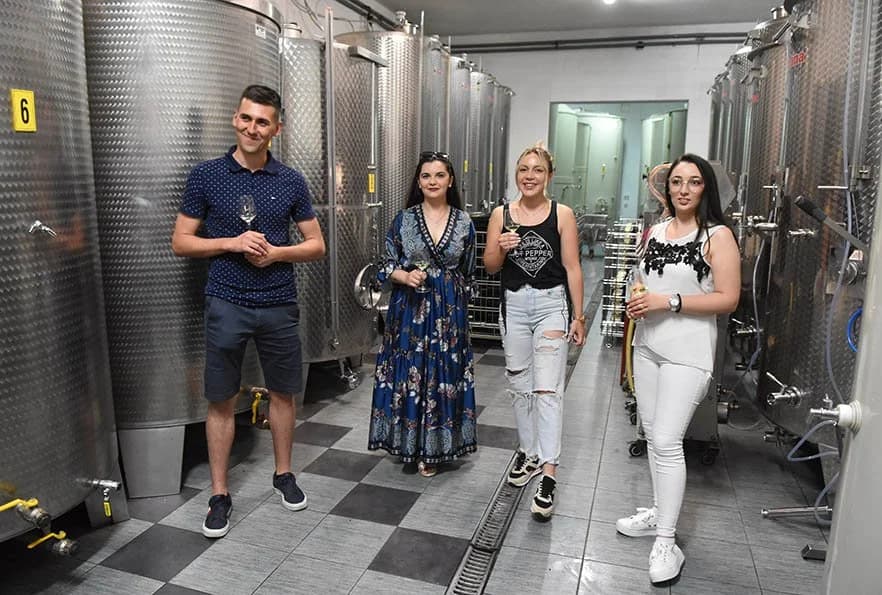 ODRŽAN DAN OTVORENIH PODRUMA KUTJEVAČKIH VINARA: Kušanje vina na mjestu nastanka /FOTO/