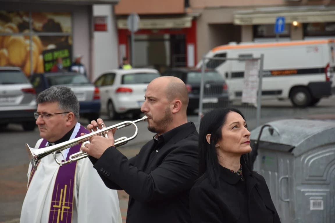 Dan državnosti u Požegi: Položeni vijenci i zapaljene svijeće u čast svim poginulim i preminulim hrvatskim vitezovima /FOTO/