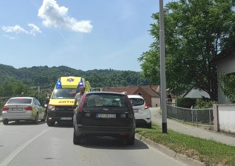 Biciklist pao na kolnik - vozilom Hitne pomoći prevezen u požešku bolnicu