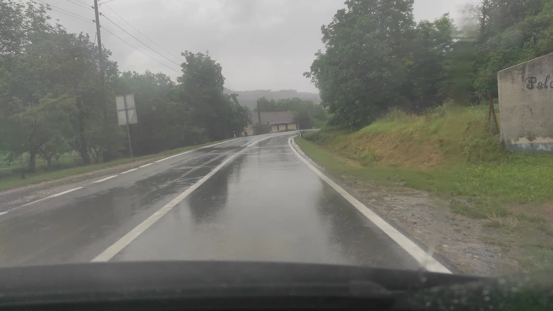 Kolnici su mokri i skliski na većem dijelu prometnica, oprez u prometu!