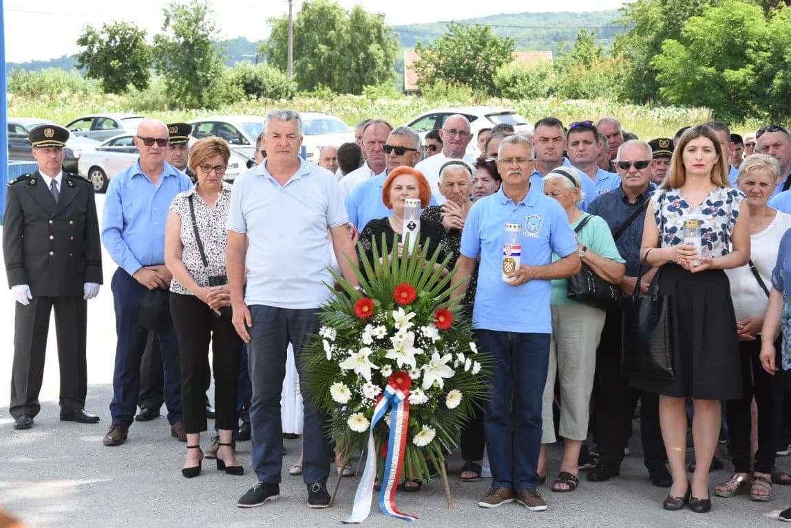 Polaganjem vijenaca, paljenjem svijeća, svetom misom i sjećanjem na ratne dane branitelji Požege proslavili svoj dan /FOTOGALERIJA/