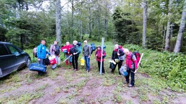 Članovi Hrvatskog planinarskog društva HZZO Požega uz pomoć kolega iz Sokolovca i Gojzerice uredil tri Planinarska puta na Bjelolasici /FOTO/