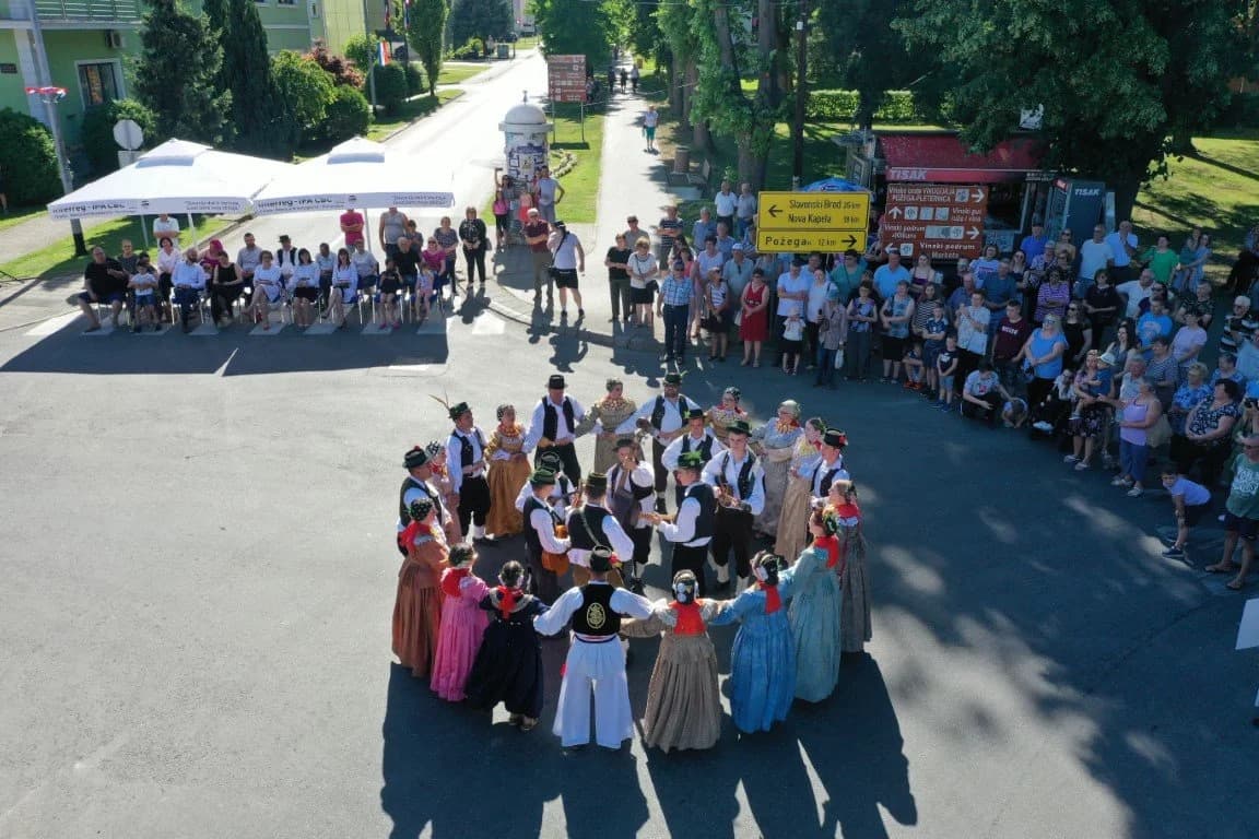 Međunarodna smotra izvornog folklora u Pleternici: Svečani mimohod ulicama grada /FOTO-VIDEO/