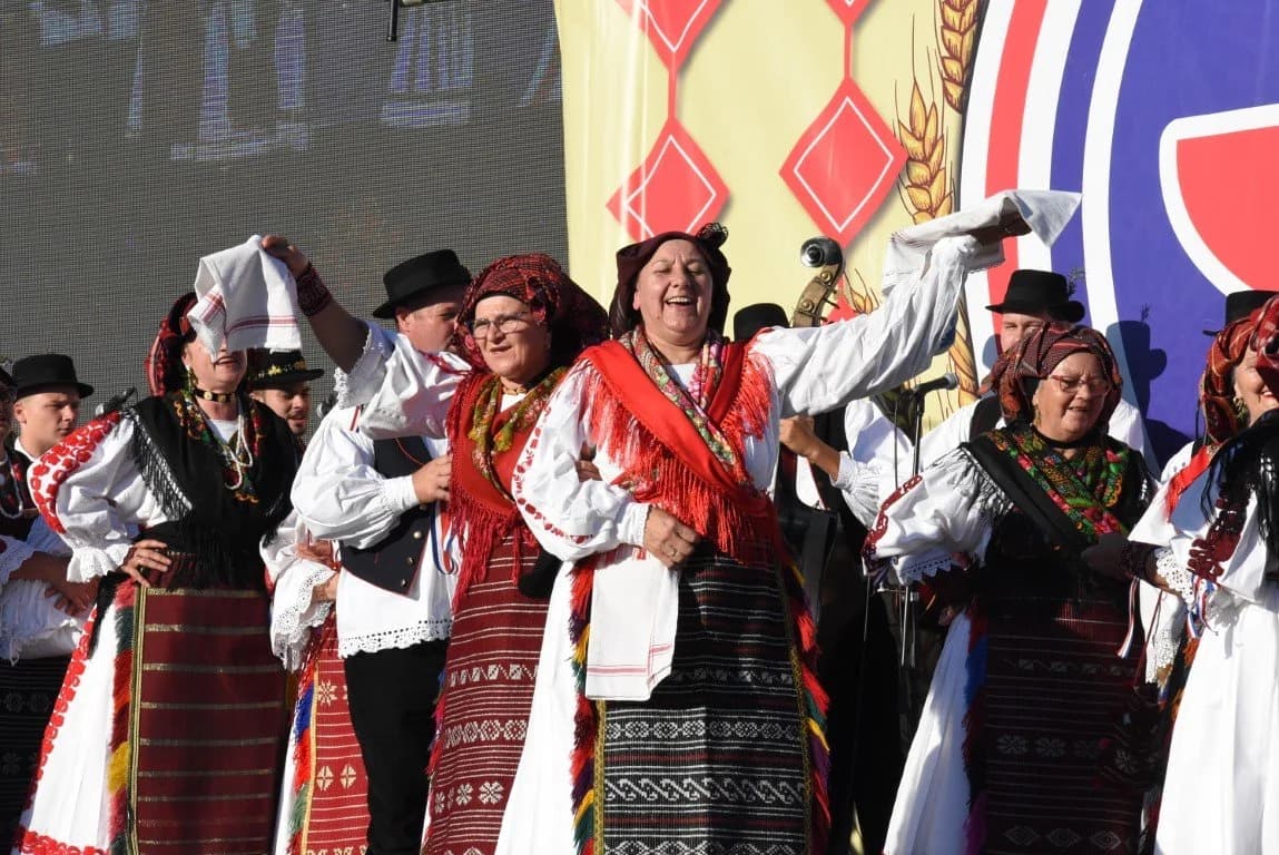 /FOTOGALERIJA/ Na Trgu bećarca u Pleternici pjesmom i plesom predstavilo se 15 kulturno-umjetničkih društava: Bogatstvo tradicijske baštine pokazano u najljepšem svjetlu