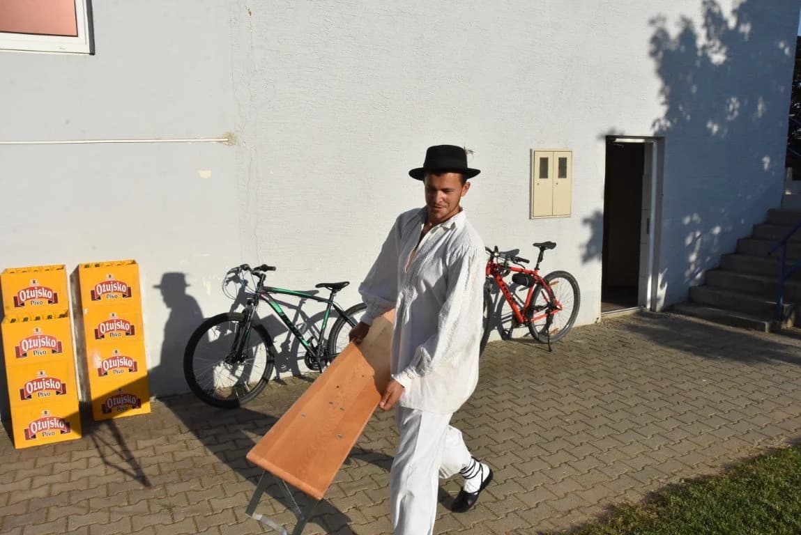 Uprizoreni običaji i šokačka tradicija čuvanja vinograda i pudarenja u Kaptolu: „Čuvam grožđe i crno, i bilo, samo dođi, moje lane milo!“ /FOTO-VIDEO/