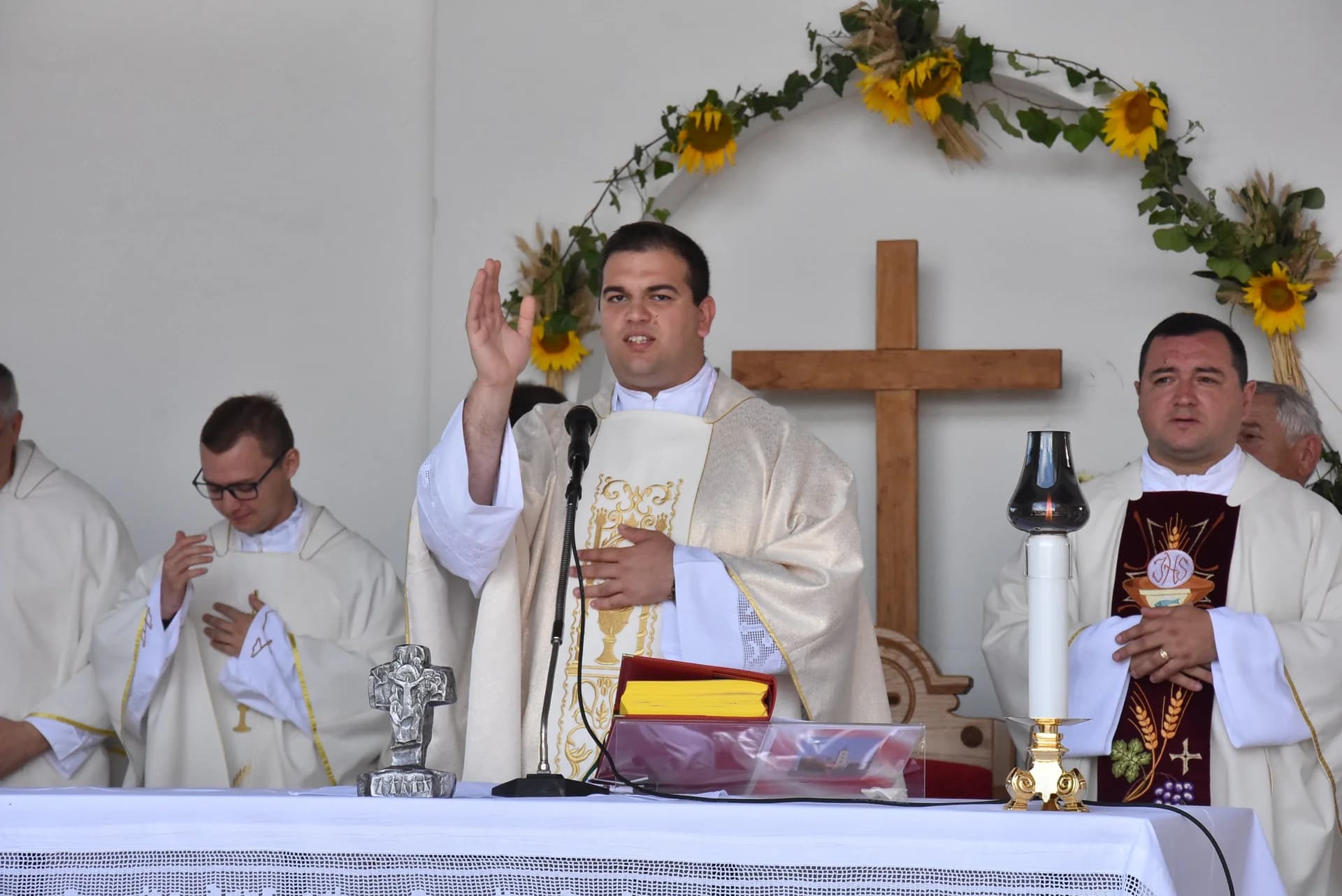 Mlada misa vlč. Tomislava Varele u Jakšiću: "Gospodin je moja snaga i pjesma" /FOTOGALERIJA/