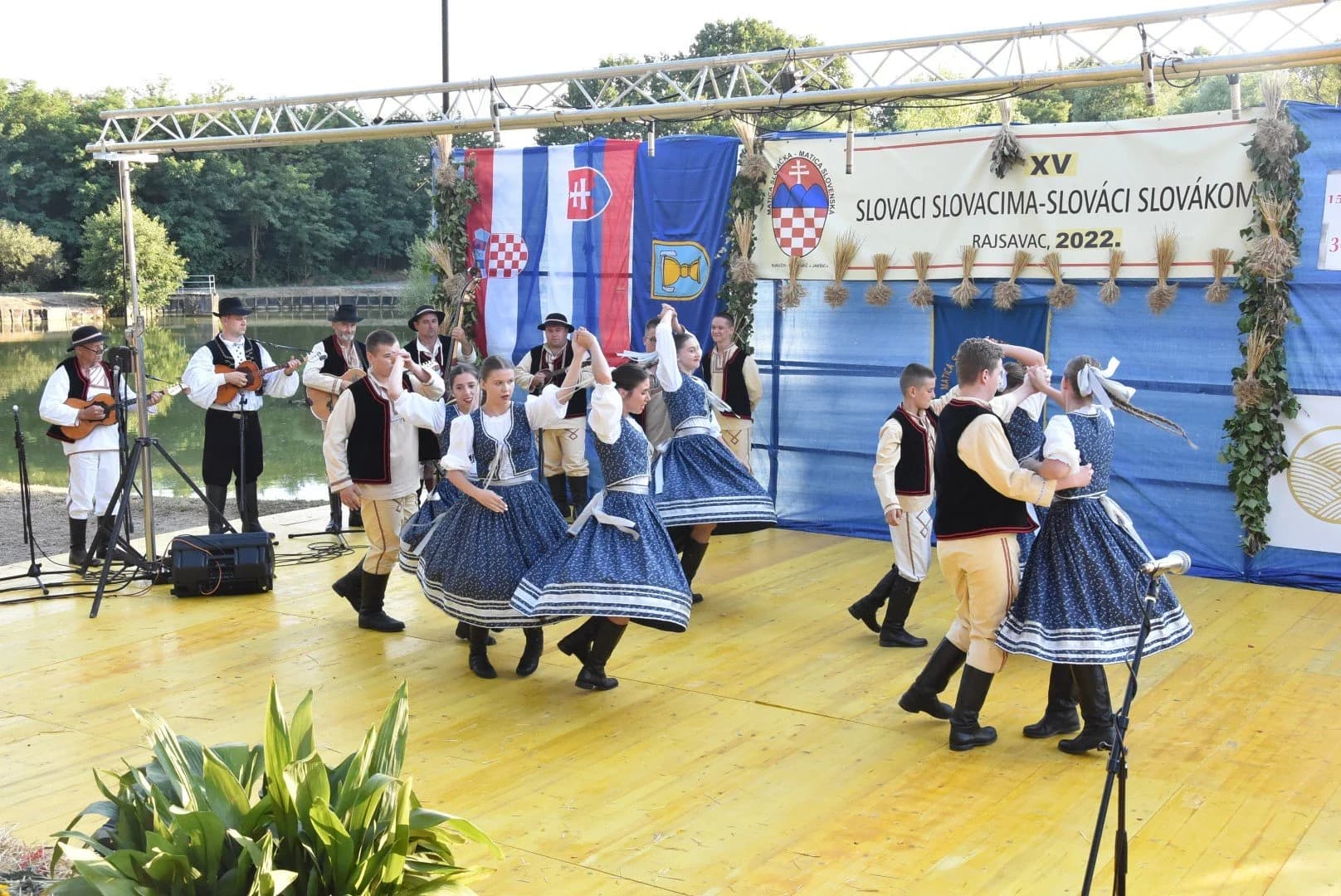Pjesme, plesovi i običaji svojih krajeva u narodnim nošnjama na amfiteatru Zelene lagune u Rajsavcu /FOTOGALERIJA/