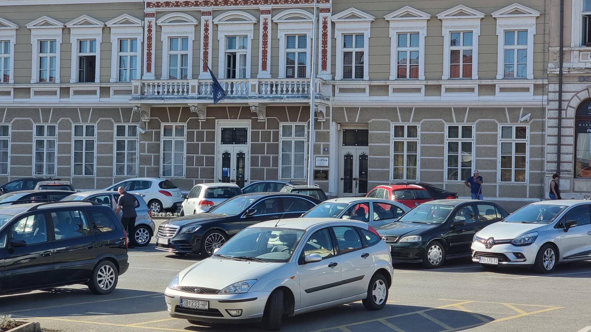 Upravljala osobnim automobilom, udarila u dva vozila na Trgu sv. Trojstva pa pobjegla