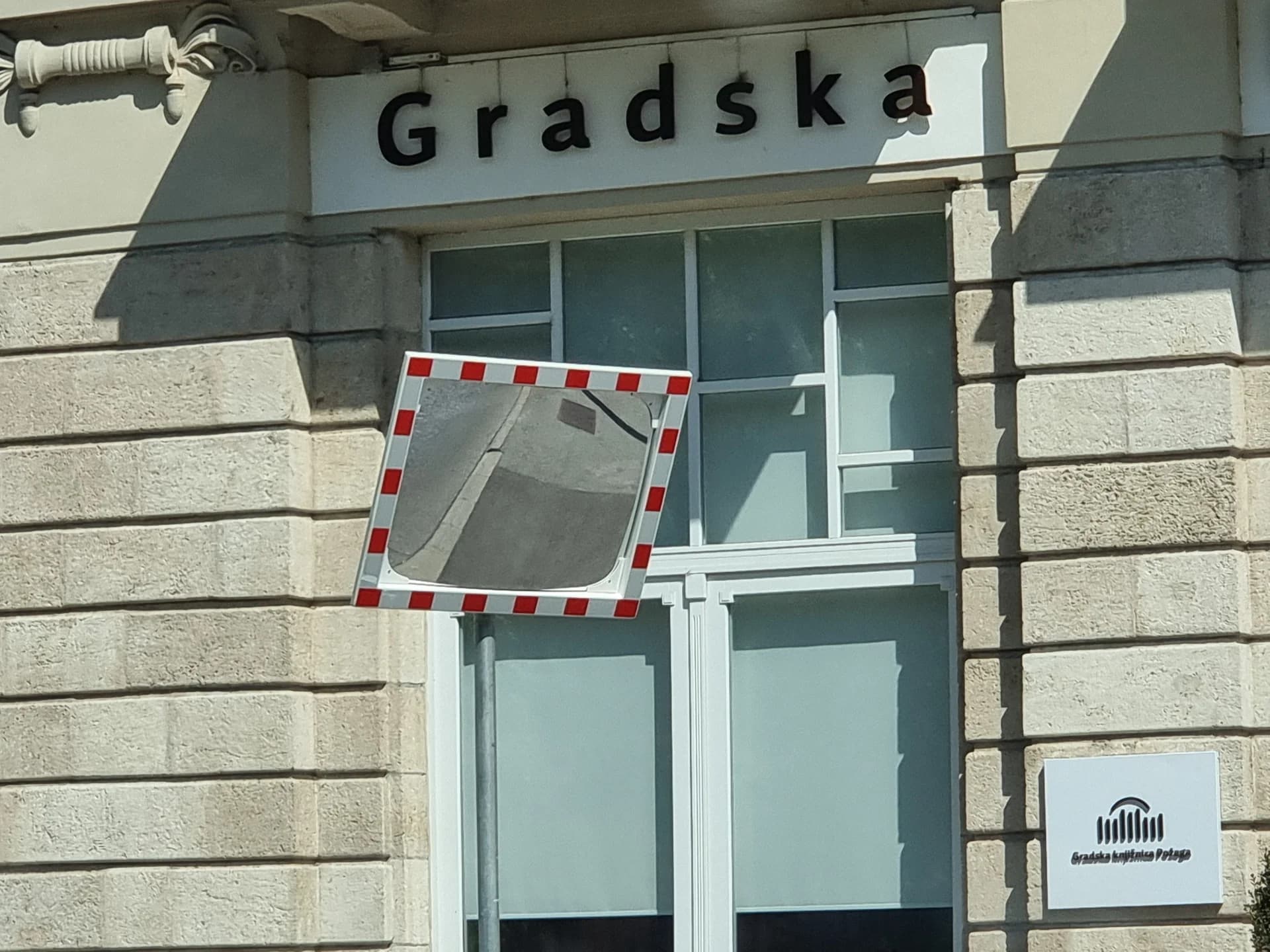 Koliko treba gradskim službama i dobro plaćenim službenicima da reagiraju: Prometno zrcalo koje ima samo sebi svrhu!