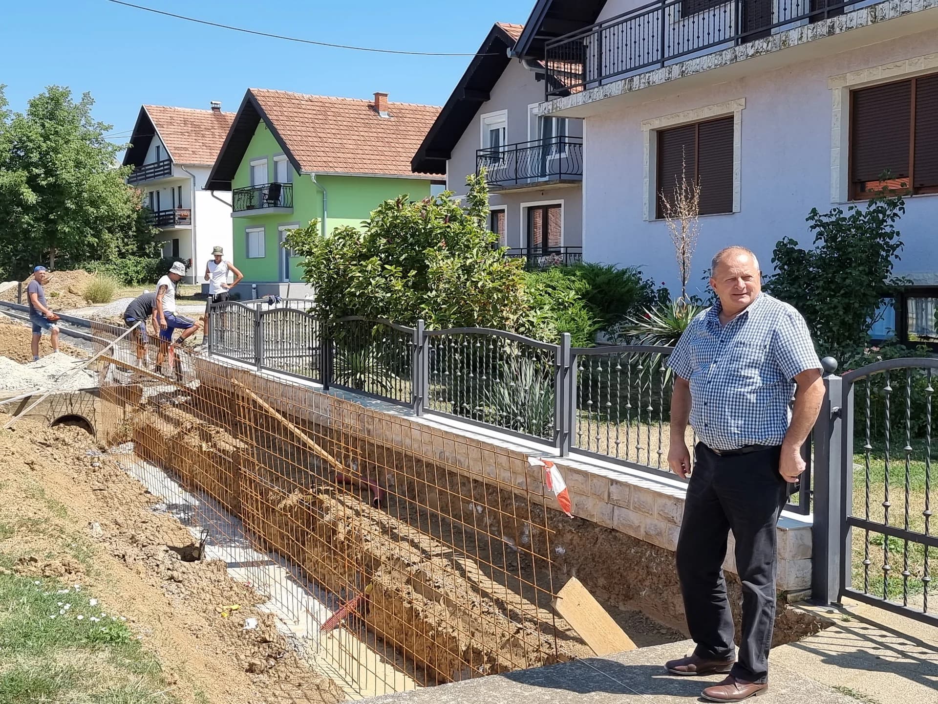 Izgradnja nogostupa u Emimovcima samo je dio infrastrukturnih radova koji su u tijeku na području općine Jakšić /FOTO/