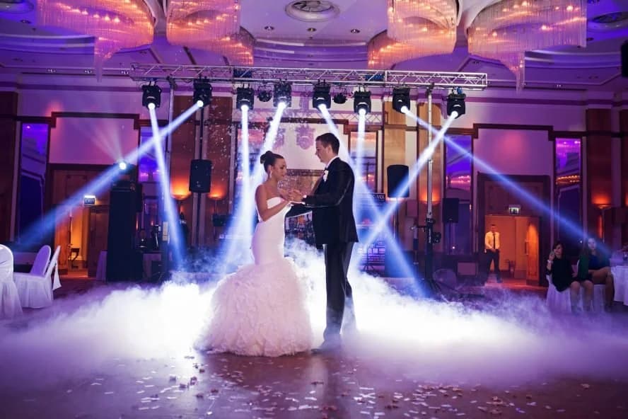 Prvi ples mladenaca najčešće je uz pjesme Dine Dvornika, Posegane, Latina, Bosutskih bećara,  Crvenih koralja, Divljih jagoda, Tereze, Olivera i drugih