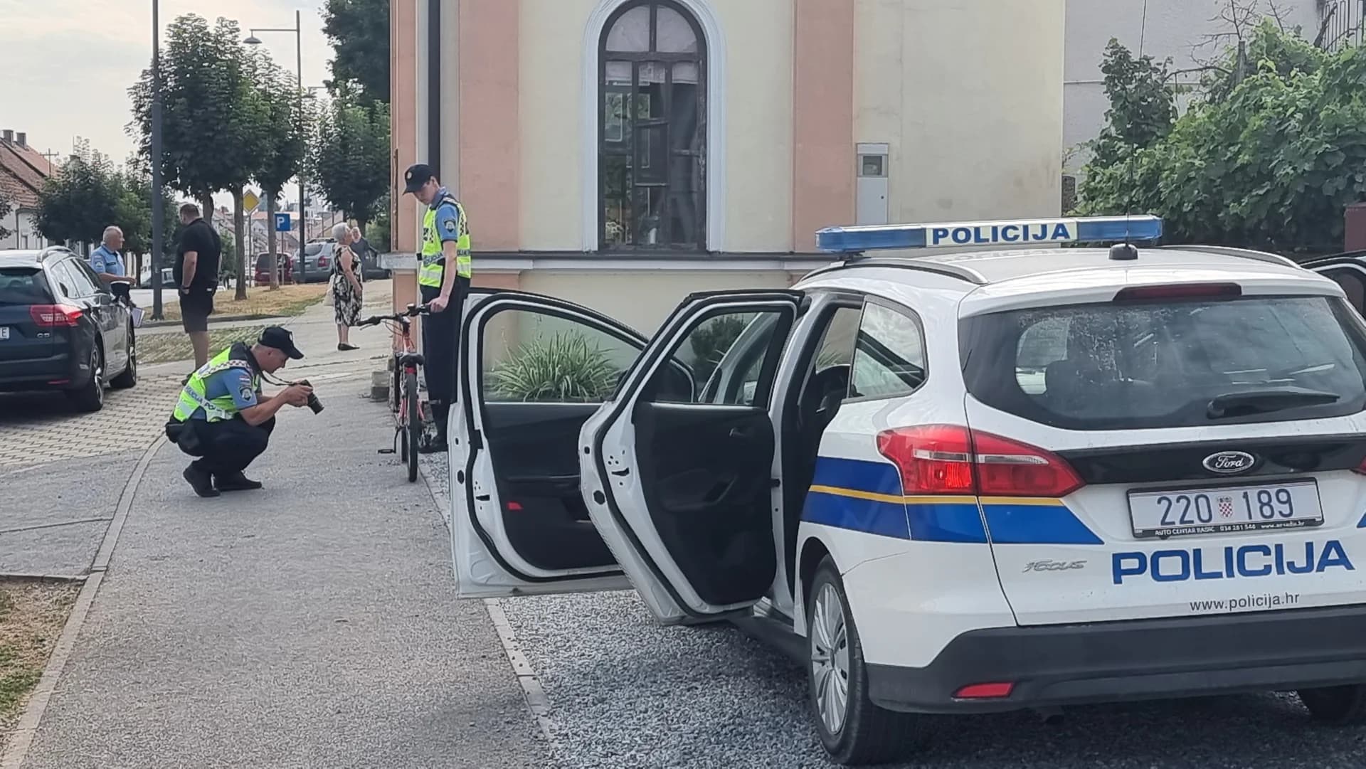 Automobilom udario biciklisticu: Prevezena je u bolnicu