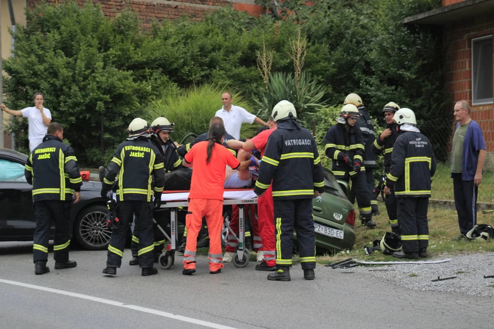 Vozači i suvozači lakše ozlijeđeni u današnjoj prometnoj nesreći u Jakšiću /FOTO/