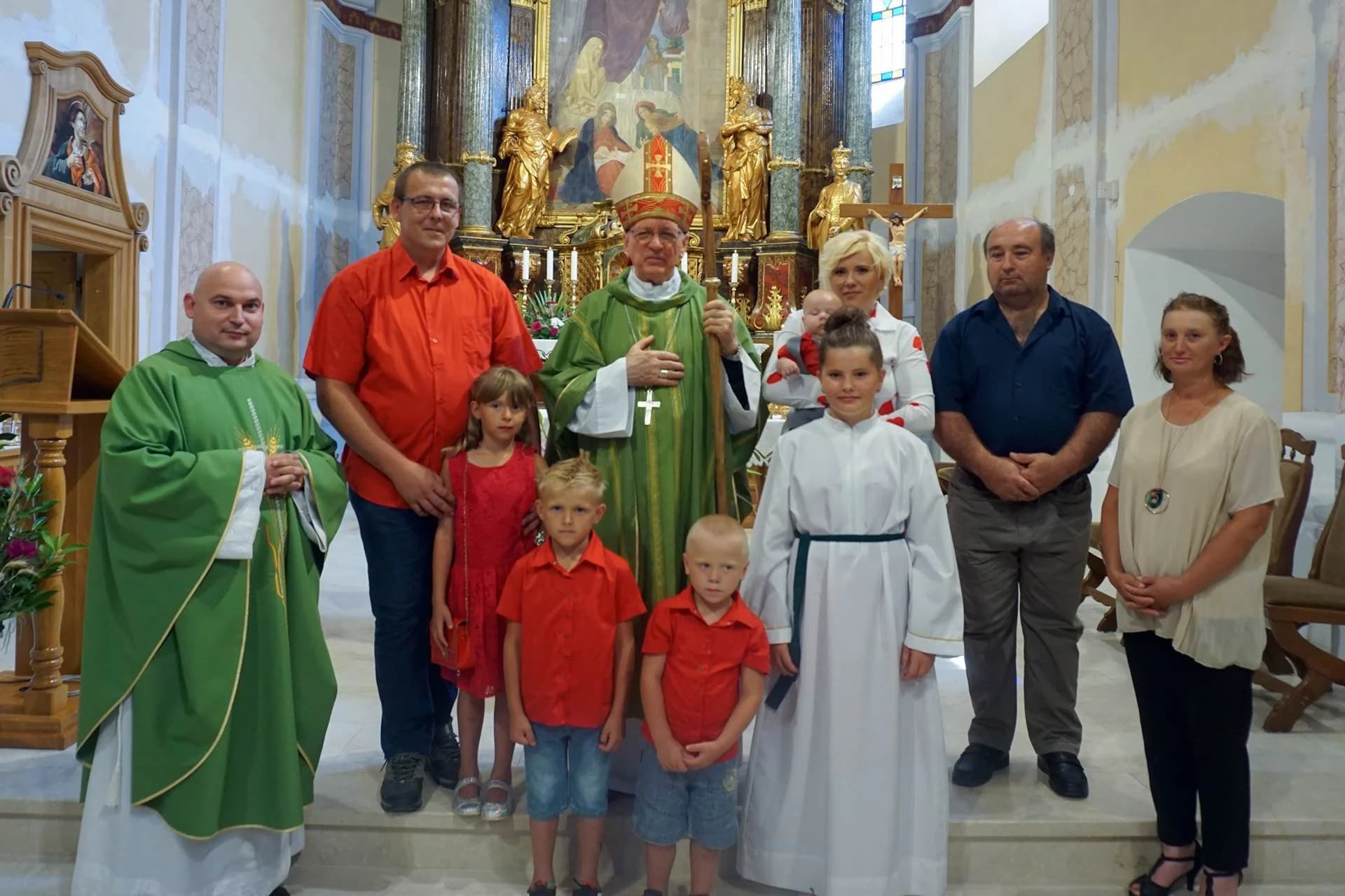 Krštenje petog djeteta roditelja Kovačević u Kutjevu; "Najveća vrijednost u Hrvatskoj jest novi čovjek" /FOTO/