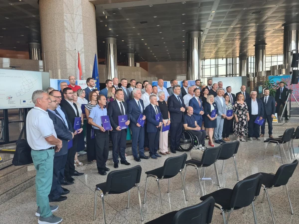 Gradonačelnik dr.sc. Željko Glavić na svečanosti uručivanja ugovora iz Poziva "Zaželi"
