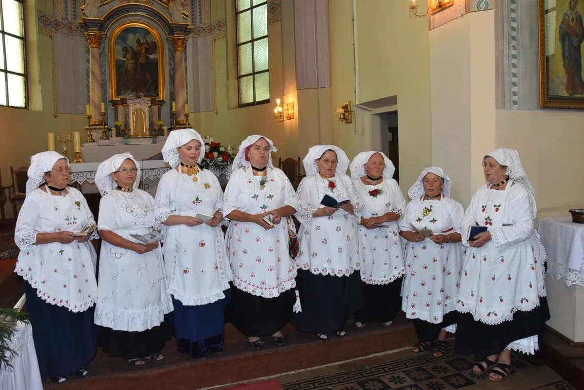 Starim napjevima Marijanskih pjesama slavili Nebesku Majku – Gospu Snježnu u župnoj crkvi u Buku /FOTOGALERIJA-VIDEO/