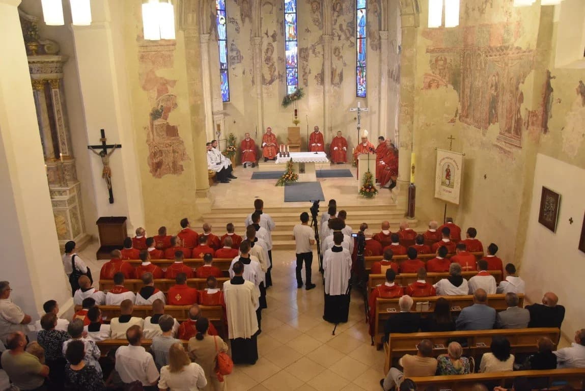 /FOTOGALERIJA/ Proslava sv. Lovre zaštitnika Požeške biskupije i njezina Caritasa: "Postoji pravilo koje vrijedi za cijeli život: kršćanin živi da bi služio, a ne da mu se služi"