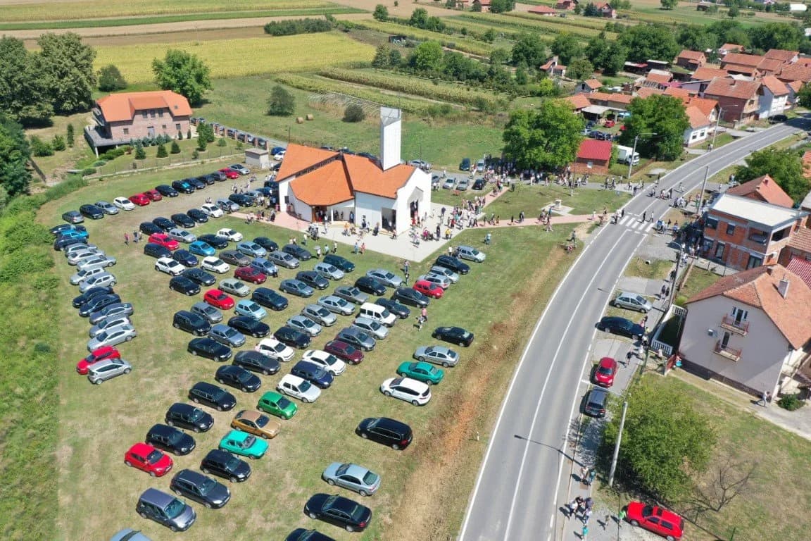 Svečano euharistijsko slavlje i blagoslov automobila u Eminovcima: "Proslavljena Nebeska Majka koja tjera tamu iz naših srdaca" /FOTOGALERIJA/