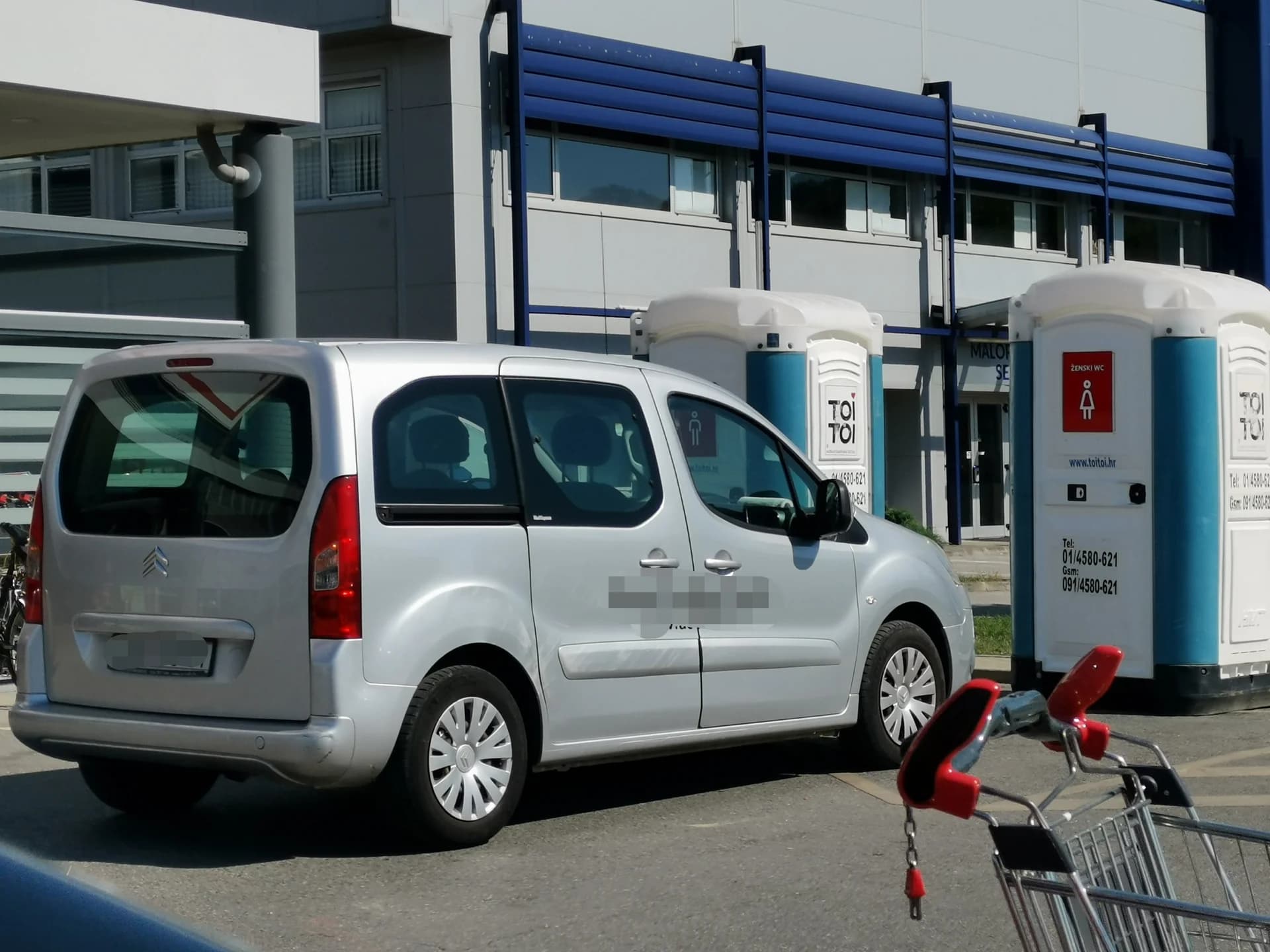 Za nju pravila očito ne postoje: Mjesta kao u priči, ali parkiranje svega par koraka od ulaza u trgovački centar je ipak bolje rješenje
