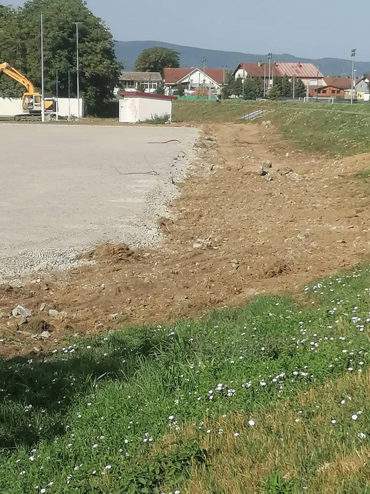 Na igralištu Slavonije srušen sjeverni zid do nasipa uz Orljavu