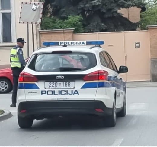 Alkoholizirani 63-godišnji vozač u ranim jutarnjim satima naletio na vozilo u kojem su bile dvije dame - nitko nije ozlijeđen!