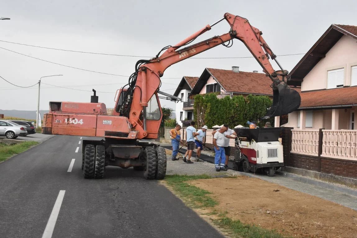 Asfaltiranjem pješačke staze u Eminovcima završeno još jedno infrastrukturno ulaganje na području općine Jakšić /FOTO-VIDEO/