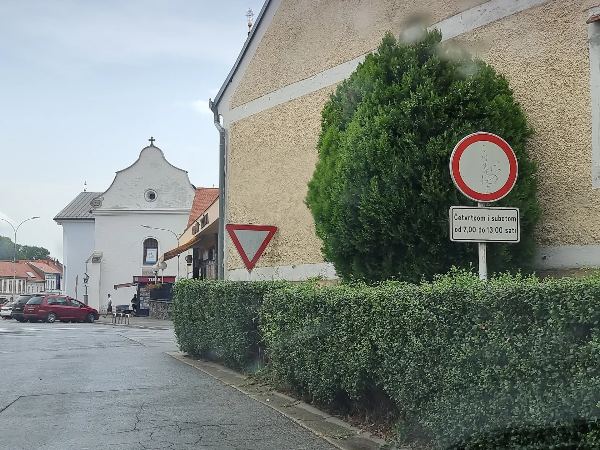 Unatoč prometnom znaku izričite naredbe na izlazu iz Sokolove ulice na požeški trg vozači voze bez zaustavljanja!