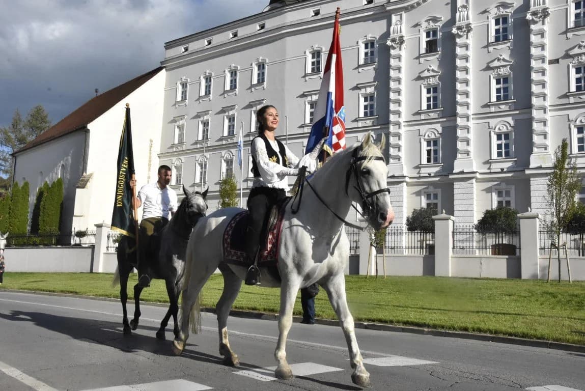 Konjanici, svečane zaprege te članovi kulturno-umjetničkih društava u povorci ulicama grada Požege /FOTOGALERIJA/