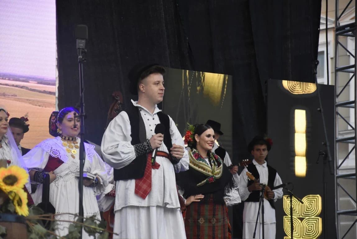 Ana Borevac iz Požege izabrana za najgizdaviju Šokicu na velikoj festivalskoj pozornici nakon svečanog otvorenja festivala Zlatne žice Slavonije /FOTOGALERIJA/