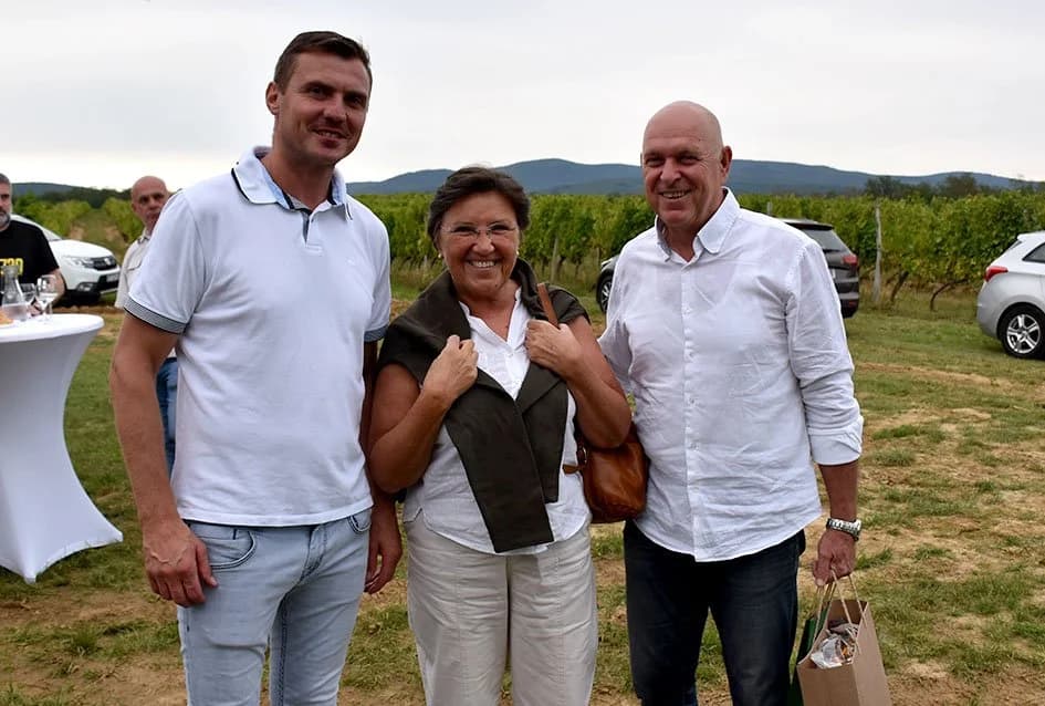 Svečano obilježen početak berbe kod obitelji Pavlović u kaptolačkim vinogradima /FOTO/