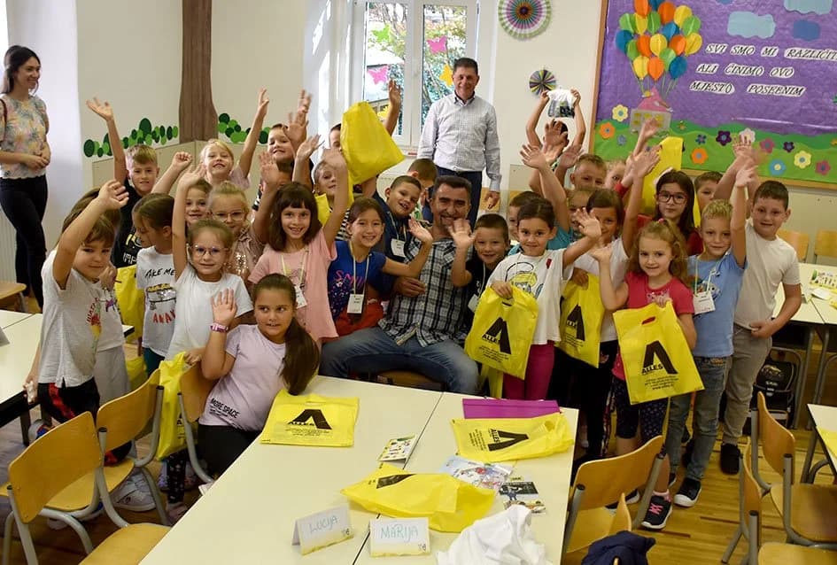 POŽEŠKI AUTOKLUB U AKCIJU “SIGURNO U ŠKOLU": Zaštitimo prvašiće koji se prvi puta pojavljuju samostalnu u prometu /FOTO/