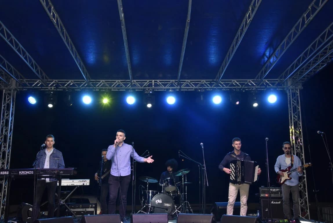 Klapa Intrade i Tomislav Bralić oduševili brojne obožavatelje u Kutjevu /FOTOGALERIJA/