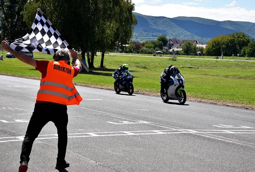 /FOTOGALERIJA/ Požežanini Vjekoslav Pavelić prvi a Antonijo Čiko unatoč padu drugi
