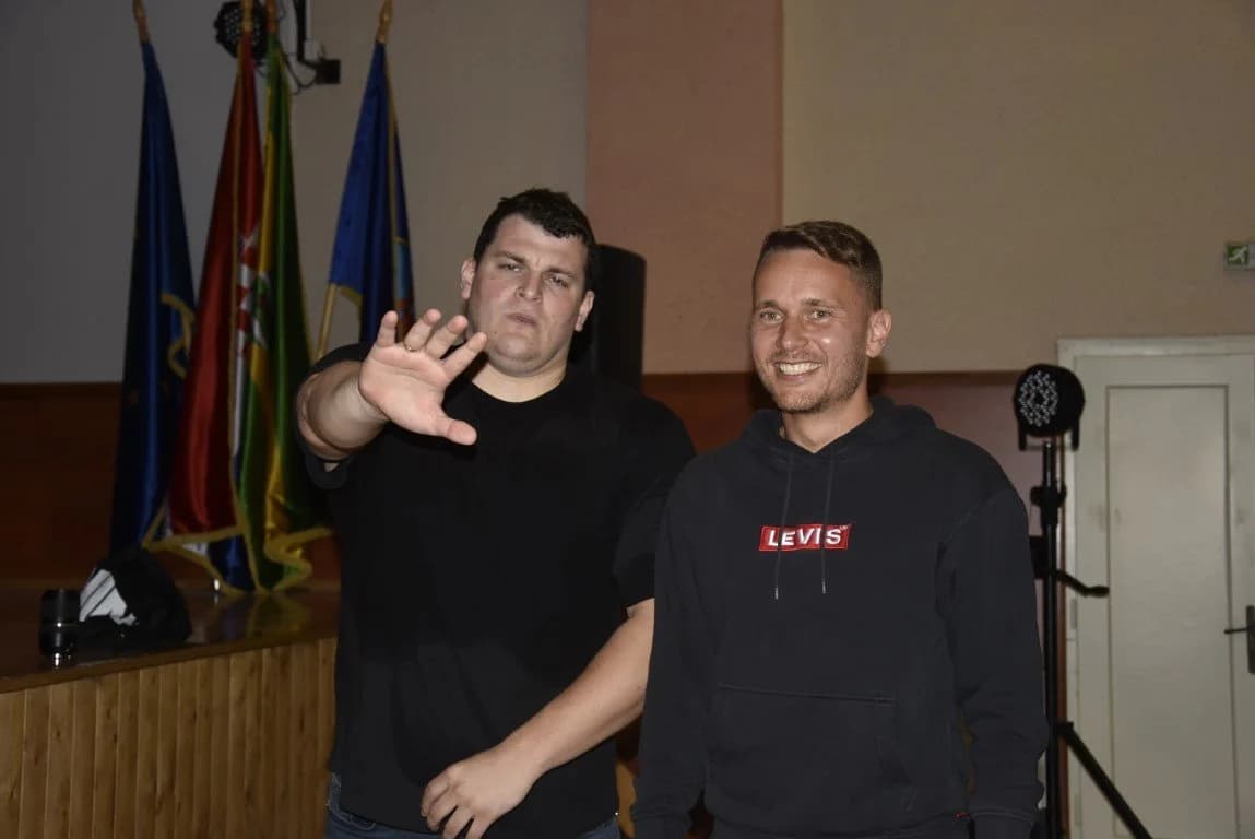 Stand up komičar Goran Vinčić u Kutjevu je učinio svoje: Uz mnoge dotakao se i gradonačelnika Budimira koji se nije naljutio! /FOTO/