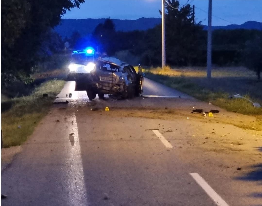 Uništeno vozilo do neprepoznatljivosti u naletu vozila na divljač - jedna osoba prevezena u bolnicu