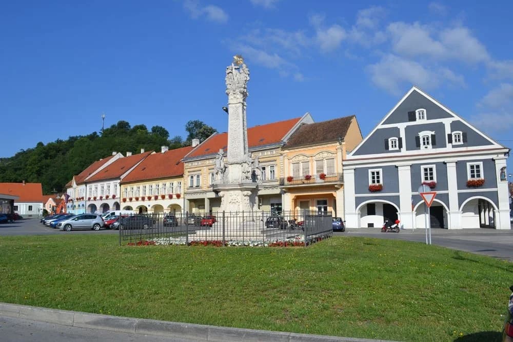 Uz stručnog vodiča besplatno razgledavanje grada i sudjelovanje na prezentaciji proizvoda domaćih OPG-ovaca u sklopu AgroToura