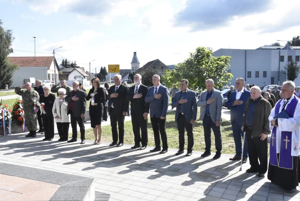 Otkriveno spomen obilježje poginulim hrvatskim braniteljima s područja općine Brestovac: "Neka ovo bude putokaz mladim naraštajima" /FOTO/
