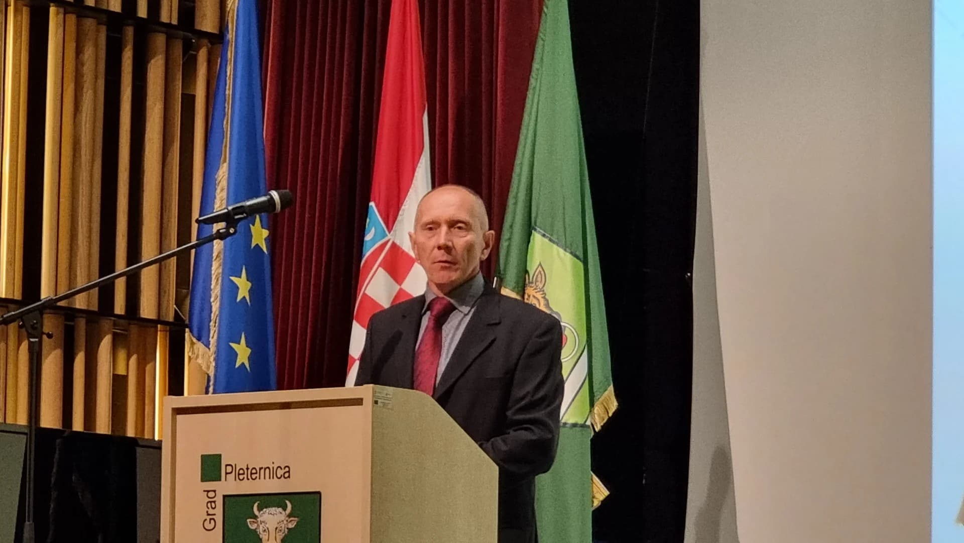 Otkrivanjem informativne ploče i prikazivanjem filma "Pleterničko nebo spasa" obilježena 30. obljetnica humanitarne operacije: Čast mi je biti u velikom društvu malih ljudi velikog srca i velike hrabr