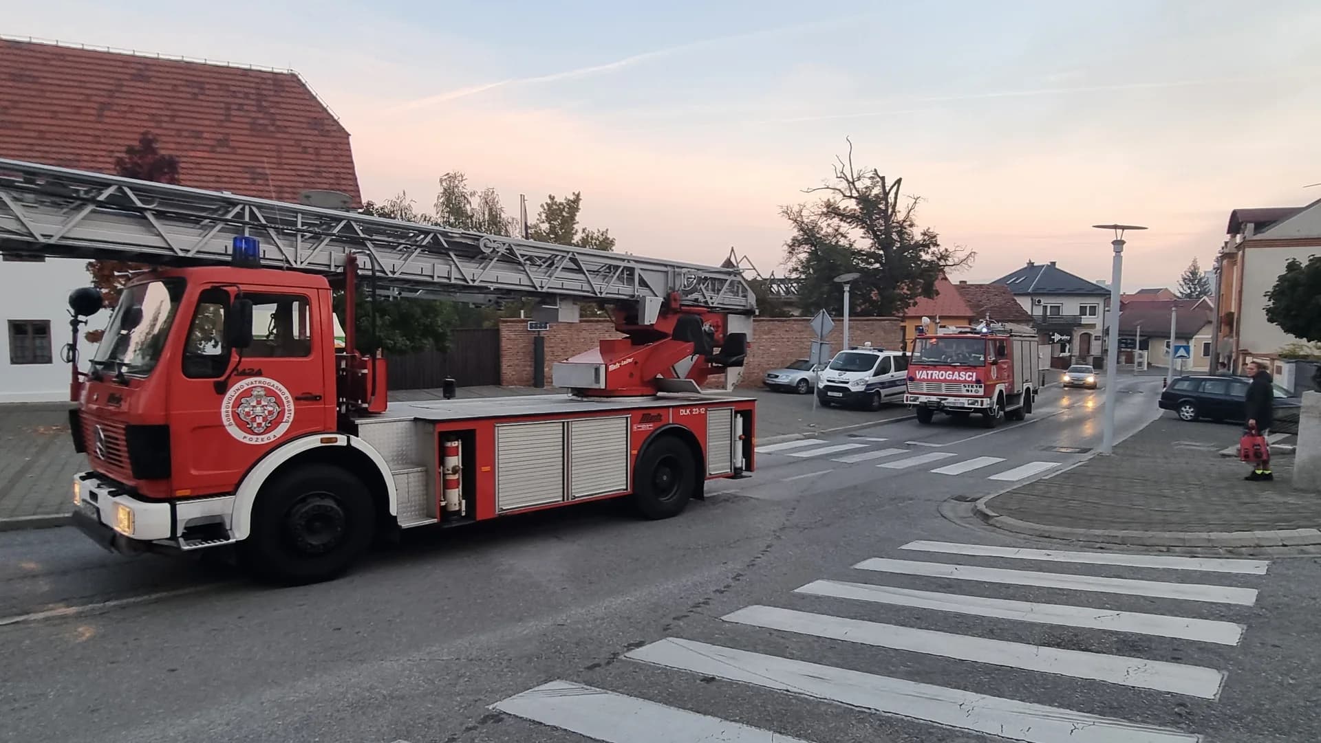 Vatrogasci se bore s vatrenom stihijom u centru Požege (FOTO)
