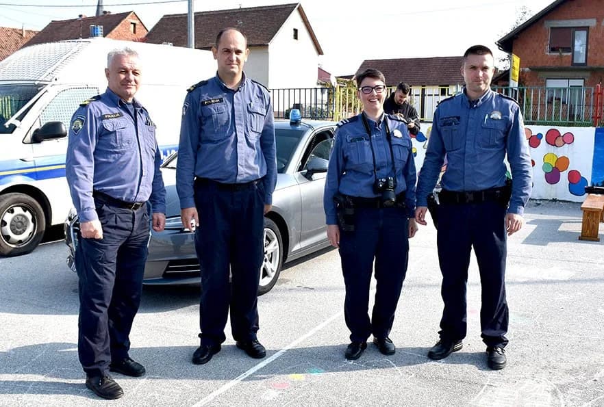 Jakšićki mališani oduševljeni edukacijom o sigurnosti u cestovnom prometu: Svoj rad prezentirali djelatnici policije, hitne pomoći, auto kluba i vatrogasaca /VIDEO I FOTOGALERIJA/