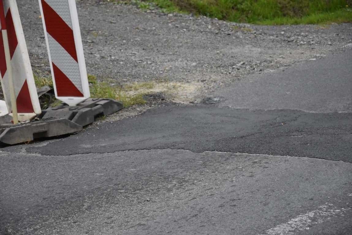 Ruglo na državnoj cesti na ulazu u Kuzmicu: „To je na sramotu odgovornih koji mjesecima ništa ne poduzimaju“ /FOTO/