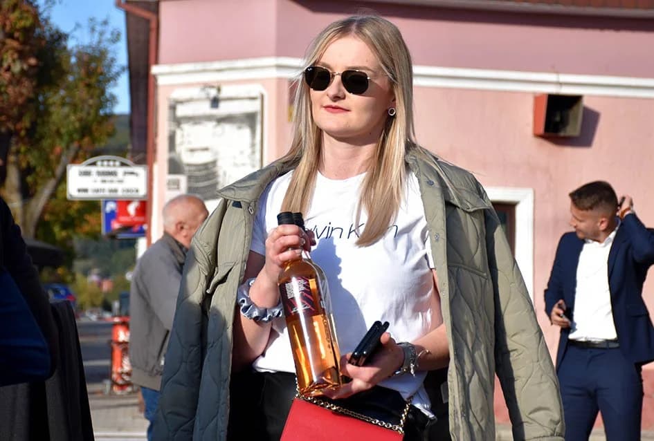 Kutjevački vinari na završetku berbe grožđa obrali vinograd usred svoga grada [FOTO]